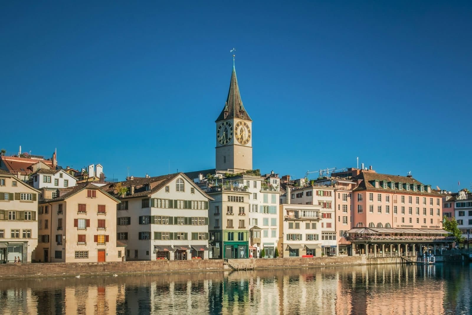 Altstadt von Zürich an der Limmat mit dem Turm von St. Peter
